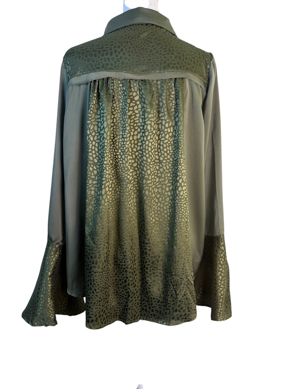 Umgee Olive Green Satin Animal Jacquard Bell Sleeve Button Front Blouse M Boho - Picture 8 of 11